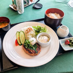 満濃ヒルズカントリークラブ - ビーフハンバ、ご飯、味噌汁、香の物