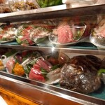 ささの葉 - ショーケースに並ぶ選べる刺盛り