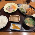 海鮮茶屋 一鮮 - 【2025.10.3(金)】日替りランチ（お刺身2種＋コロッケと白身魚フライ＋並盛飯＋味噌汁＋漬物）990円
