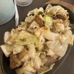 インド食堂 ムランカリー - キャベツ、豚肉にはニンニクたっぷり