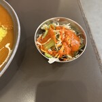 インド食堂 ムランカリー - セットのサラダ。ドレッシングはスパイス強めで美味しい。