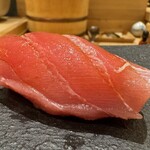 鮨 こん藤 - 赤身（青森・大間　65kgの個体　1週間寝かせたもの）