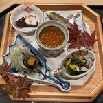 鮨 こん藤 - 今日の〝つまみ八寸〟
      左下から時計回りに
      姫サザエ
      蛸塩茹で（千葉・富津）　◎
      メヒカリの唐揚げ　◎
      蔓紫のおひたし
      中央にいくら