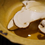 神楽坂 石かわ - 一口で感じるのはレアと旨みの境目を"蒸す"ことで表現し、乾いた口当たりは噛むほどに瑞々しく、シャキシャキと拍車をかける香りが堪らない。そこにえんみを帯びた餡と蓮根餅の旨みを一つにすれば、圧倒的な旨さで味覚を奮わせる。素材同士を調和へと繋ぐ餡の用い方が絶品。美味しい！