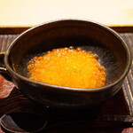 神楽坂 石かわ - ●新いくらご飯
      先付けとして北海道の新いくらに昆布出汁で炊いたご飯を合わせた小丼。