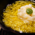 神楽坂 石かわ - 出汁は円やかな昆布の旨みと菊の花の華やかな印象のままに香りを乗せ、真薯を崩せば煌めくように解き放たれる旨みあぶら。酢橘の引き締めも一つのアクセントに。 ムッチリした伊勢海老の身は素材のままの甘み漲り、味覚をグッと支配する。全てが欠けることなく相乗しあい、お椀として完成度の高さを物語るお椀。日本料理の真髄に触れる瞬間がここに在る。