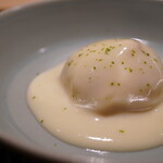 神楽坂 石かわ - 味噌だけでは強すぎる味わいを無花果を合わせることで一切の違和感がなくなり、みずみずしく果実そのものの味わいにここまでの口をリセットさせる。