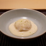 神楽坂 石かわ - ●蒸し無花果の白味噌和え
      こちらも蒸しを使った料理法。味噌は京都の山利のもの。酢橘の皮で香り付け。