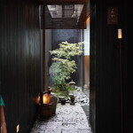 神楽坂 石かわ - 外観正面アプローチ