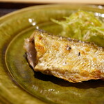 神楽坂 石かわ - 箸を入れるだけで脂ノリノリと感じさせる煌めき。身はジューシーで皮目の極上の旨味。さらに纏わせた塩気が旨さを刺激し、その引き立つ味わいに神楽南蛮の青みと茗荷のクセを合わせて華麗なる調和を生み出す。当然ながら器の温度帯を合わせる配慮も欠かさない。