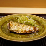 神楽坂 石かわ - ●秋田のハタハタと新潟の神楽南蛮
      根付きのハタハタは刺身で食べられるほど状態の良いものを敢えて炭火焼きにして。