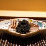 神楽坂 石かわ - ●新いかとトンブリもどき
      身と生姜醤油、またはトンブリもどきと合わせて頂きます。※"トンブリもどき"はしっかりポーランド産です。笑