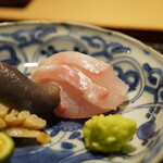 神楽坂 石かわ - ほんのりと桜色に染まる白甘鯛。心地よく解けると粘膜に伝わるのは澄んだなかにも隠しきれない上質な甘み。 円やかな山葵の味わい、そして塩で引き立つ旨味に思わず恍惚とさせる。