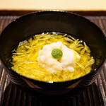 神楽坂 石かわ - ●伊勢海老しんじょうの菊花椀
                                蓋を開けた瞬間に心を奪われる美しいフォルム。