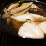 神楽坂 石かわ - メヌケのきめ細やかな繊維から滲む旨味をドッシリと下支えする土感や野菜の甘み。澄んだなかにも滋味深く、黒七味で僅かに締め付けながらも、"調和"という言葉の本質をはっきりと体感させる見事なお椀。