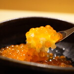 神楽坂 石かわ - 漬け込んだ味わいはえんみと旨みのバランスが保たれ、さらに弾けてやさしく広がる魚卵感の滋味深さ。甘く澄み切ったお米の昆布感と心地よく交わり、僅かな香りと引き締める青柚子が味の決め手に。