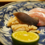 神楽坂 石かわ - まずは大判の北寄貝。ザクザクとした咀嚼で雑味のないミネラルと香りに包まれ、酢橘の酸味で引き締めては素材のポテンシャルは存分に発揮！ 細やかな塩の煌めきと御殿場の立派な山葵の甘みと香りが旨さを煽る。