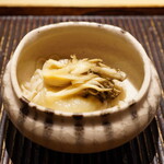 神楽坂 石かわ - ●秋田の天然舞茸とそうめん 蕪のみぞれ
                                こちらも焼くよりも香りが出るとして蒸しただけという天然舞茸。