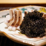 神楽坂 石かわ - コリッとした優しい食感が心地よく、甘みを引き立て同化する生姜醤油と見事なる味の合致。 さらにトンブリもどき（キャビア）の絶妙すぎる塩加減にナチュラルな一体感を魅せ、余韻に残す乳化したようなクリーミーなコクが心を掴んで離さない。。 決してぶつかりあわず、そっと違和感すらなく調和させる技術の素晴らしさで溢れるヒトサラ。