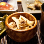 神楽坂 石かわ - ●3種のきのこと猪肉の和え物
      小鉢ながら堂々とした味わいに仕上げるところが抜かりのない石かわ流。