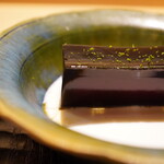 神楽坂 石かわ - 寒天はしっかりと黒蜜のコク深さを持たせ、ココナッツソースの甘みが心地よく合致。 最後まで抜かりのない味と構成と印象付ける。