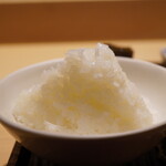 神楽坂 石かわ - ●土鍋ご飯：新米コシヒカリ（新潟）
      昨日からの2025年度の新米を土鍋で炊きたてで頂ける贅沢。香り、潤い、甘み、旨味、全てがこの上のない旨さに満ちる！なんと20年もお付き合いのある農家さんのお米。