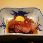 神楽坂 石かわ - ●メバチマグロ 早漬け
      軽く醤油で洗っただけの早漬け。赤身とトロにご飯が欲しくなる。