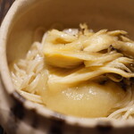 神楽坂 石かわ - そうめんはごま油でコーティングされると香りが豊かに立ち上がり、舞茸の土感ある香りとベクトルを合わせながらみずみずしく味を広げて、蕪のみぞれで滑らかに味を繋ぎながら麺をさっぱりと啜る愉しみ。