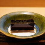 神楽坂 石かわ - ●甘味 ②黒蜜の寒天
      ココナッツソースで合わせて、青柚で香りを添えて。