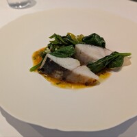 a.ligne - 鰆のロティ。甲殻類のソースが素材の味わいを活かしています。