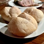 ニコ アパルトマン - ・自家製フランスパン（お通し）×3人分
      （お通し代¥440）