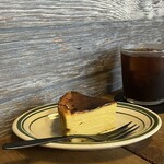 コーヒージュリー - （左から）パンプキンバスクチーズケーキ・アイスアメリカーノ