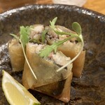 暁煙 - 秋刀魚の冷燻と木の子ピューレの春巻き【仏手柑を絞って】