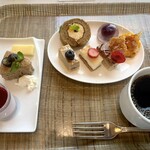 レストラン＆バー｢SKY J｣ - デザートたち。フレッシュフルーツや杏仁豆腐もあった。