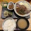 食堂でべこ。