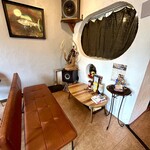 髙橋バーガー - ベンチ席