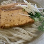 金月そば 読谷本店 - 厚揚げ　三枚肉