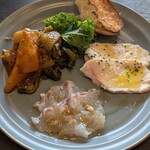 クアットロクオーリ - 前菜　スズキのカルパッチョは味も食感も○　チキンの低温ローストは臭みがなく○　野菜（笑）も○