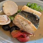 クアットロクオーリ - アクアパッツァ　弾力の有る魚だった　ハマグリと味付けは○