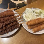 串かつ 玉家 - [左奥]串かつ<みそ>,[左前]どて,[右]串かつ<ソース>