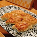 餃子 すぐるや - 焼き餃子。
肉汁を一滴も逃してなるものかと、一口でパクリ(●︎´)З`)))
肉汁溢れる餃子ではなかったけど、パリッとした焼き目にモチモチの皮で美味しい(≧∀≦)