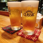 餃子 すぐるや - ビール。
開店と同時に入店。
店主と会話を楽しみながら、注文した餃子を待つ( ^ω^ )
