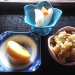 Imajousobanosato - おまけで付いて来る3品（茶飯・柿・漬物）