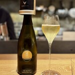 tens. - 知らない作り手さんのフランチャコルタですが、ドライ感と包容力のバランスが良くて、とても好み。