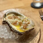 tens. - この岩牡蠣が、とにかくデカい！
      今までこちらでいただいていたモノをイメージして待ってたから、椅子から落ちそうになった（笑）
      シェフが、クリーミーなタイプは好みではないとのことで、すっきりした美味しさ。