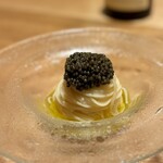 321940631 - この日は、これを食べる気満々でお邪魔しました。
                        キャビアの冷製カッペリーニ。冷静ではいられない美味しさです(^^)
                        その秘密はもちろん、この唯一無二の国産キャビア。