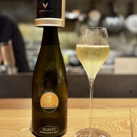 tens. - 知らない作り手さんのフランチャコルタですが、ドライ感と包容力のバランスが良くて、とても好み。