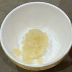スガキヤ - 別皿で提供されるニンニク