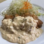 宮崎の地鶏 - たっぷりのタルタルソースがジューシーなチキン南蛮とharmonyを奏でる。