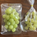 道の駅「信州蔦木宿」てのひら館 - ◼️右側は5000円以上購入でプレゼントのシャインマスカット